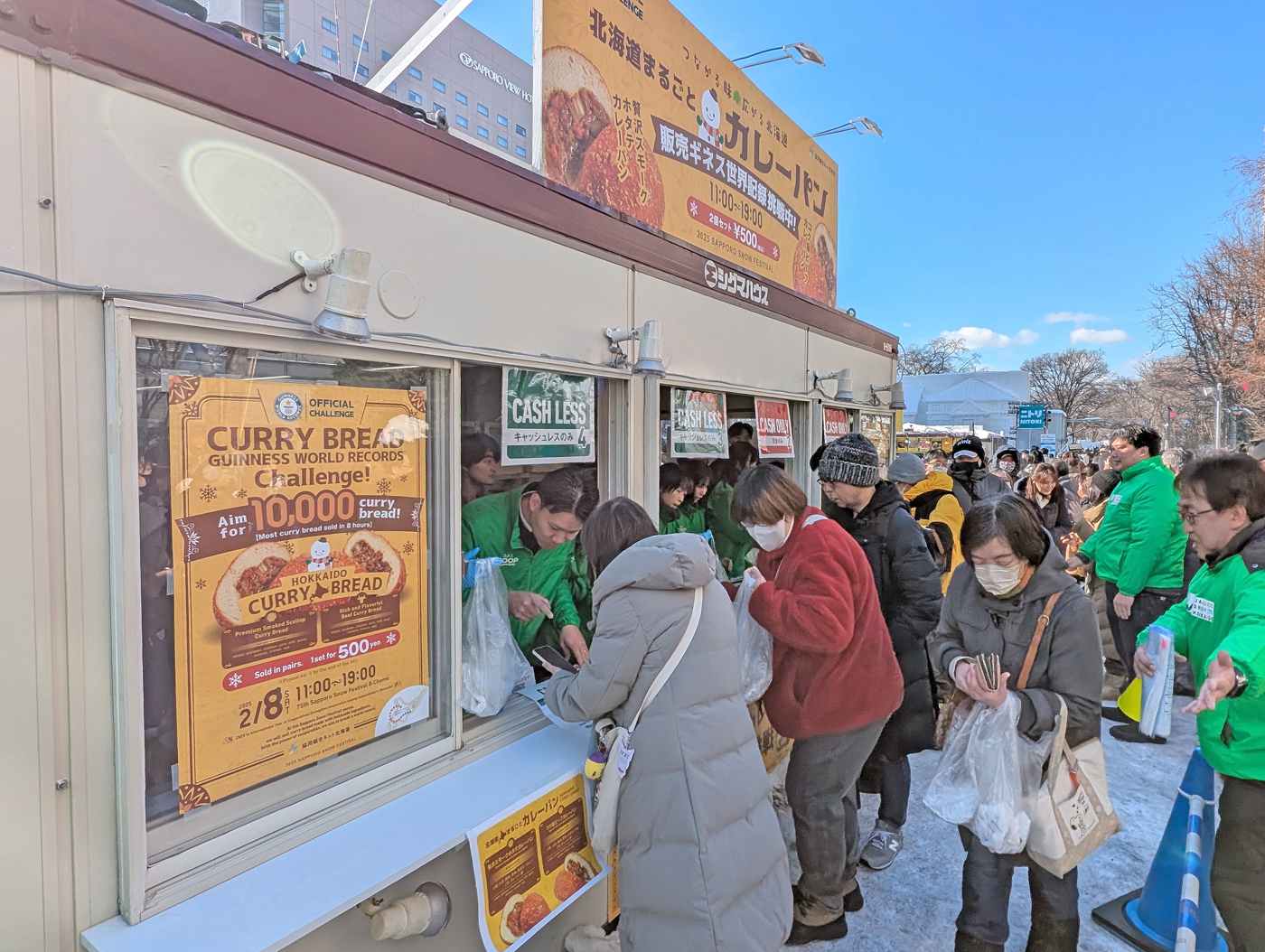 2時間待ちの列をつくったカレーパンの販売ブース