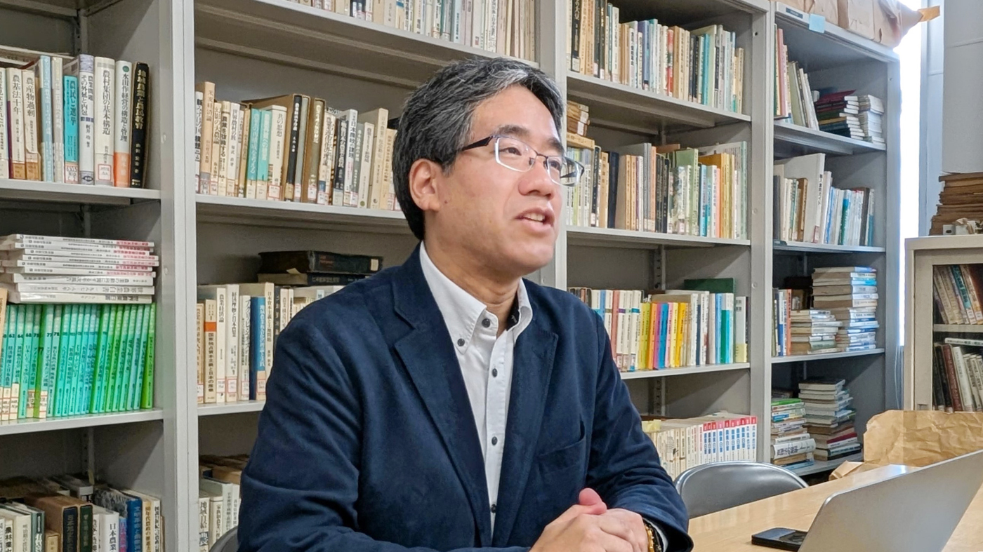 清水池義治(しみずいけ・よしはる) 北海道大学大学院農学研究院農業経済学分野准教授。2009年北大大学院博士課程修了、博士(農学)。06年雪印乳業酪農総合研究所定時社員、09年名寄市立大学保健福祉学部講師、15年同学部准教授、16年北大大学院農学研究院農業経済学分野講師を経て、21年10月から現職。専門は農業経済学、食料農業社会学。研究テーマは生乳流通の国際比較、農産物・食品認証など。1979年生まれ、広島県出身。趣味は将棋。