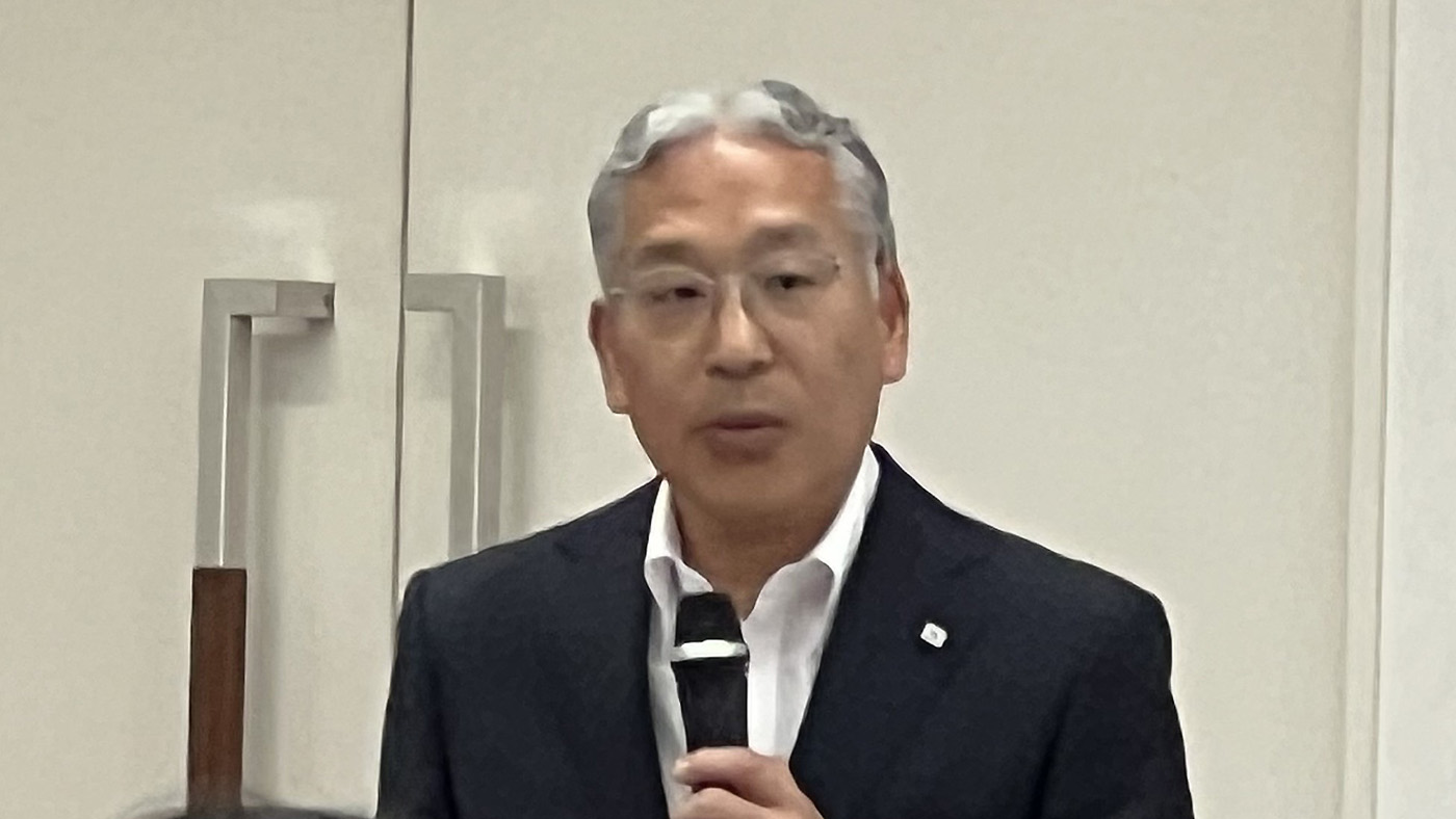 説明会に登壇した越智隆本部長