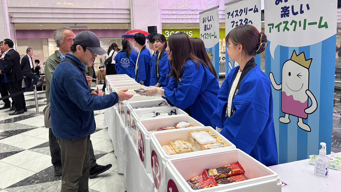 抽選くじで出たアイスがプレゼントされた(池袋会場)