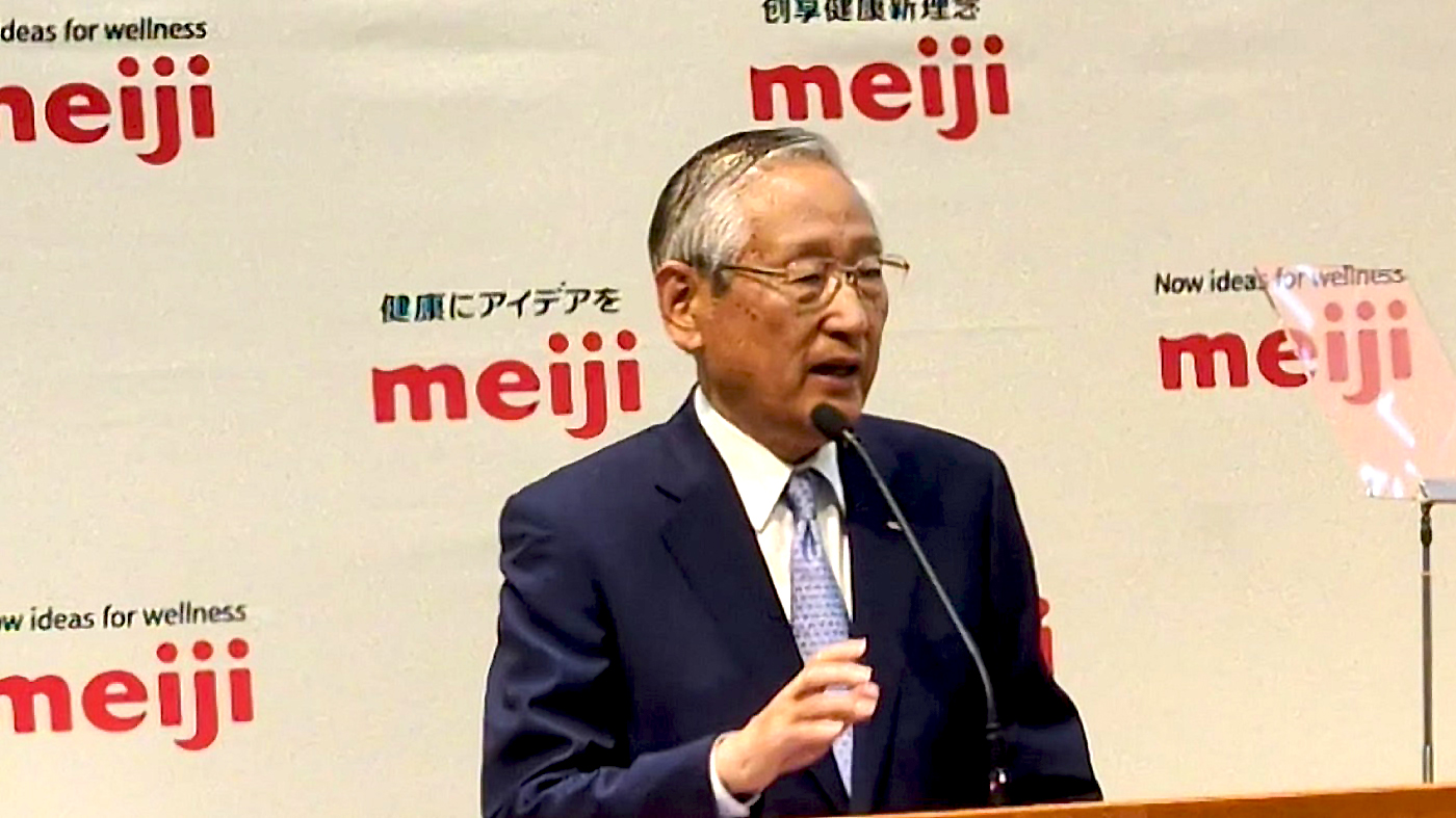会見する川村和夫明治HD社長