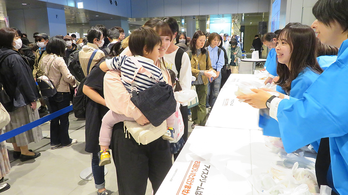 北海道アイスクリーム協会は札幌市内で1700個のアイスを無料配布した