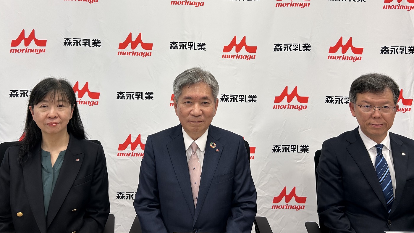 決算会見に臨む大貫社長(中央)と野崎常務(右)、久野常務