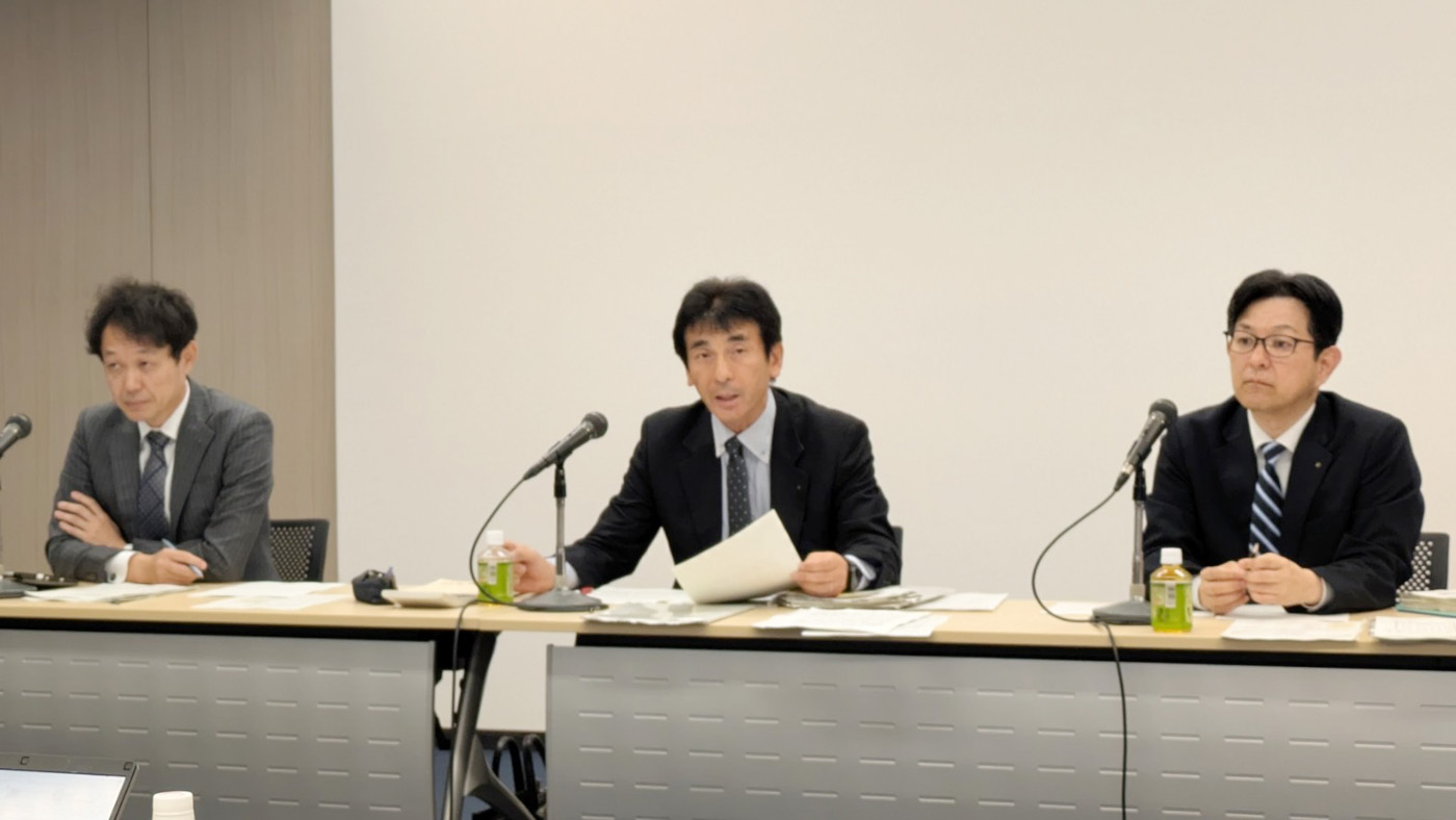 左から金谷範人経営企画部長、岡田育宏経理部長、大濱弘和IR室長(14日の決算説明会で)