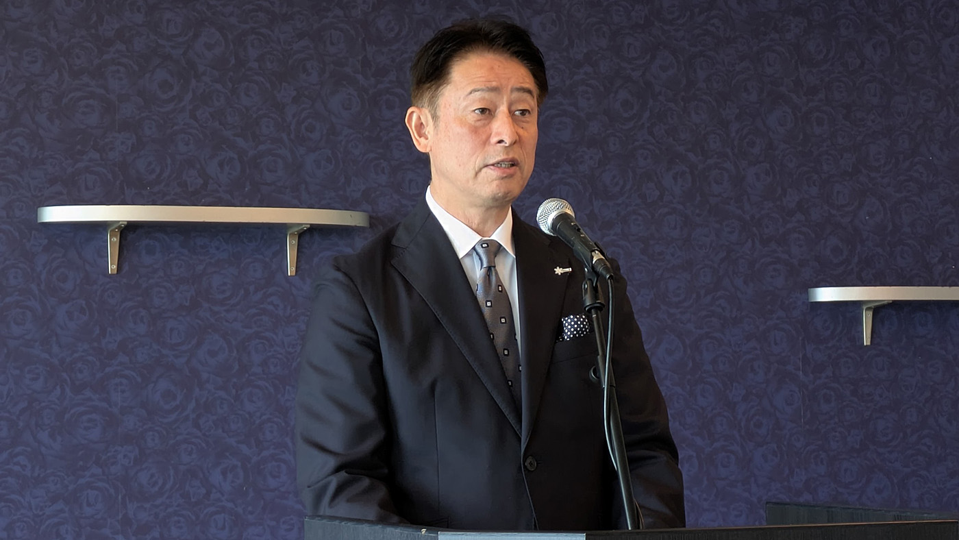総会後の懇親会で挨拶する佐藤会長