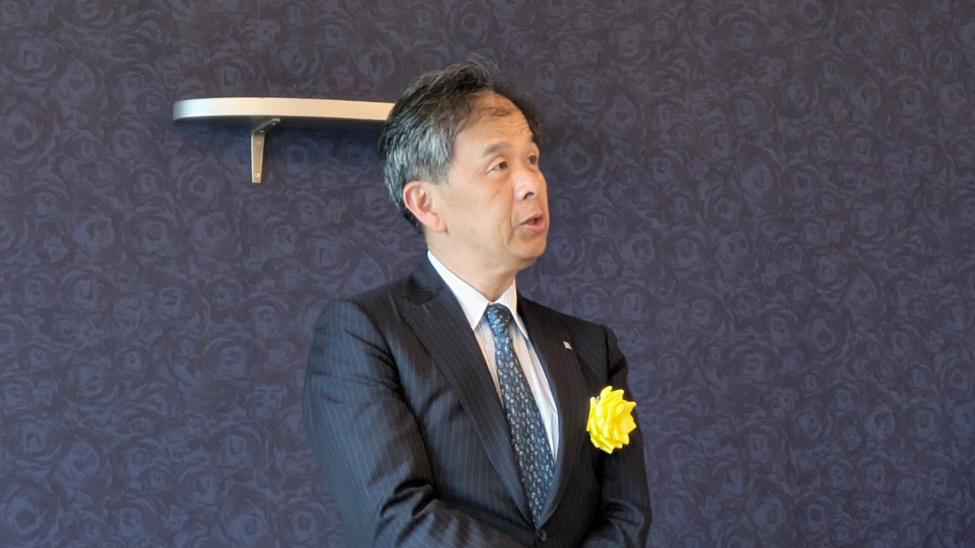 総会後の記者報告会で説明する内田会長