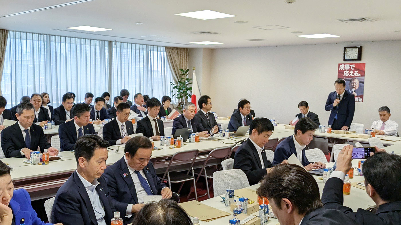 大手乳業からヒアリングを行った自民党畜酪委員会(16日、党本部で)