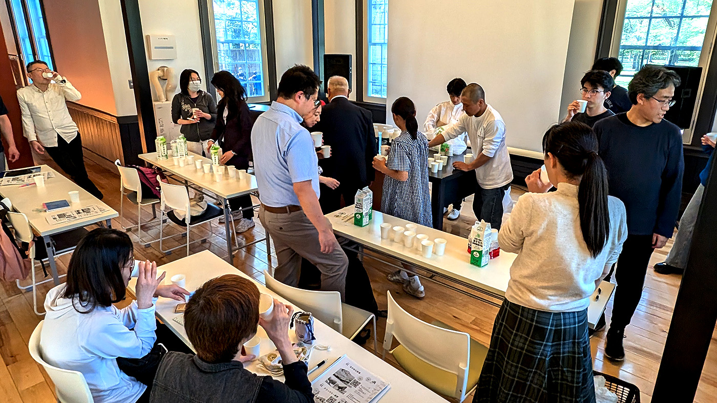 16日に北海道大学で開かれたAW畜産協会の記念セミナー。認証農場による放牧牛乳の試飲などが行われた