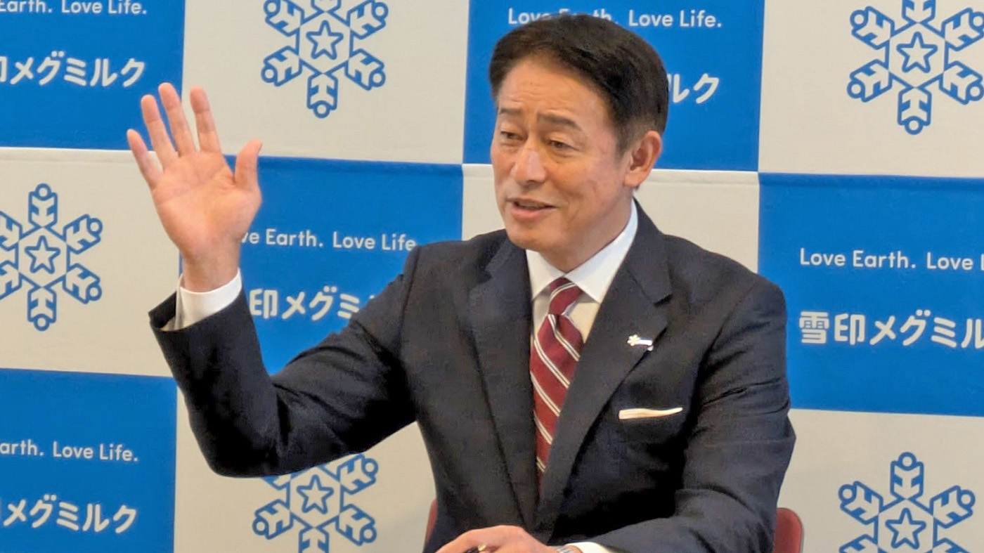 会見する佐藤雅俊雪印メグミルク社長