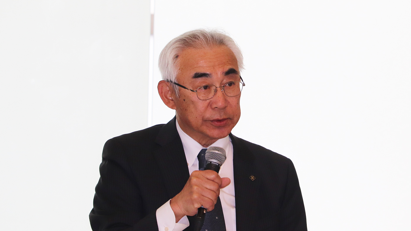 総会で挨拶する有田真理事長
