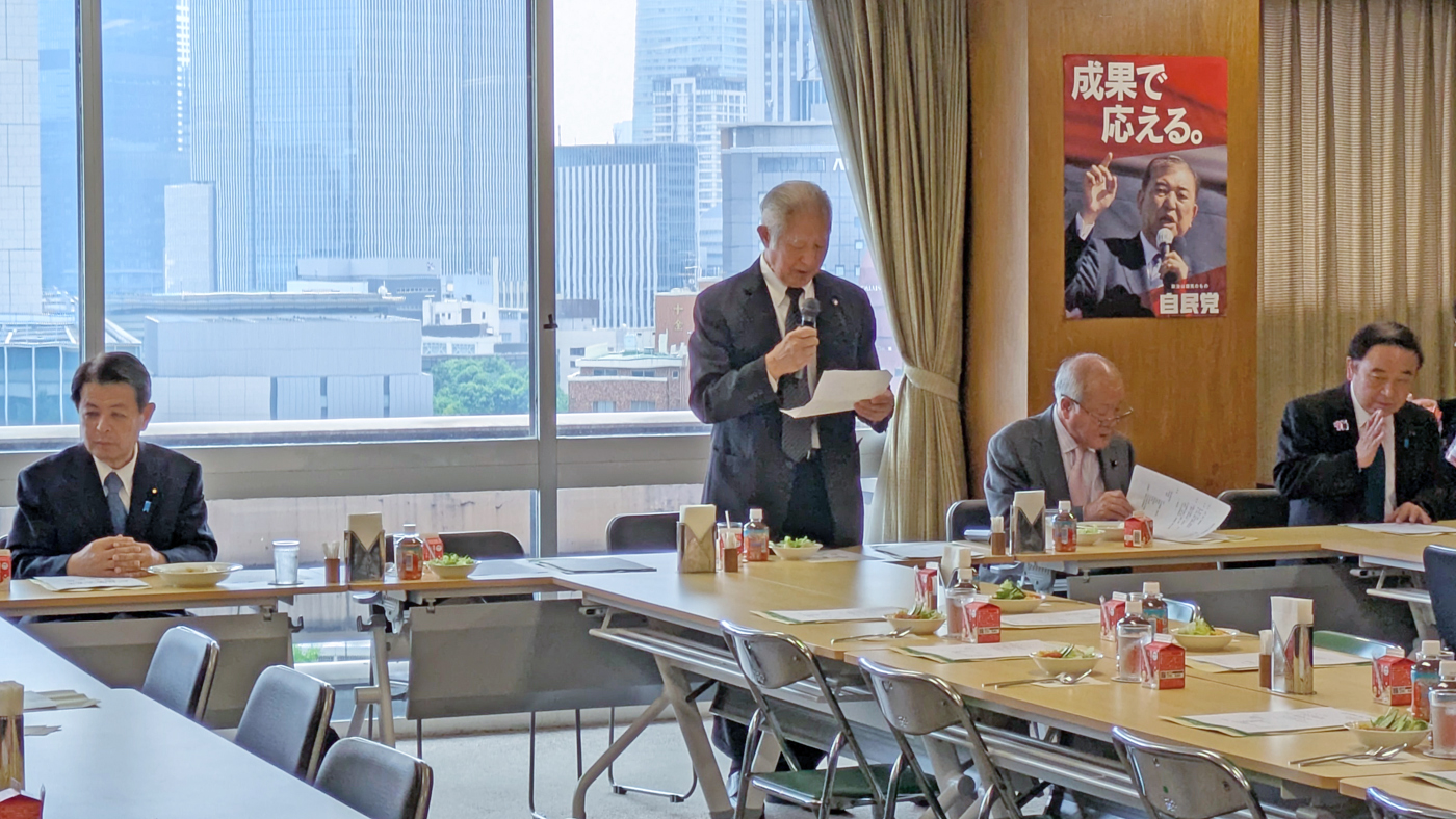 あいさつする自民党酪政会の森会長