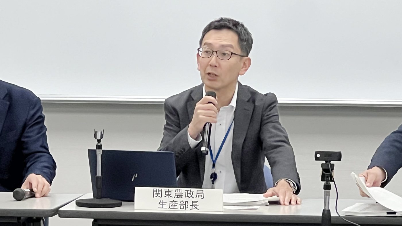 あいさつする 土居下充洋関東農政局生産部長