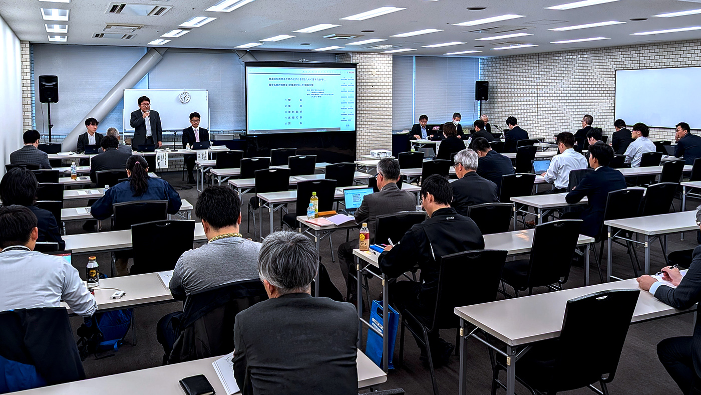 札幌会場にはオンラインを含め約170人が参加した
