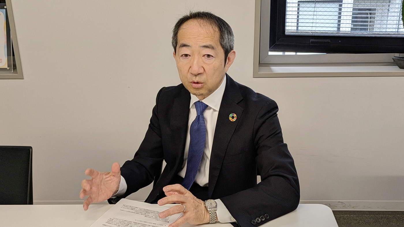 インタビューに応じる内橋専務