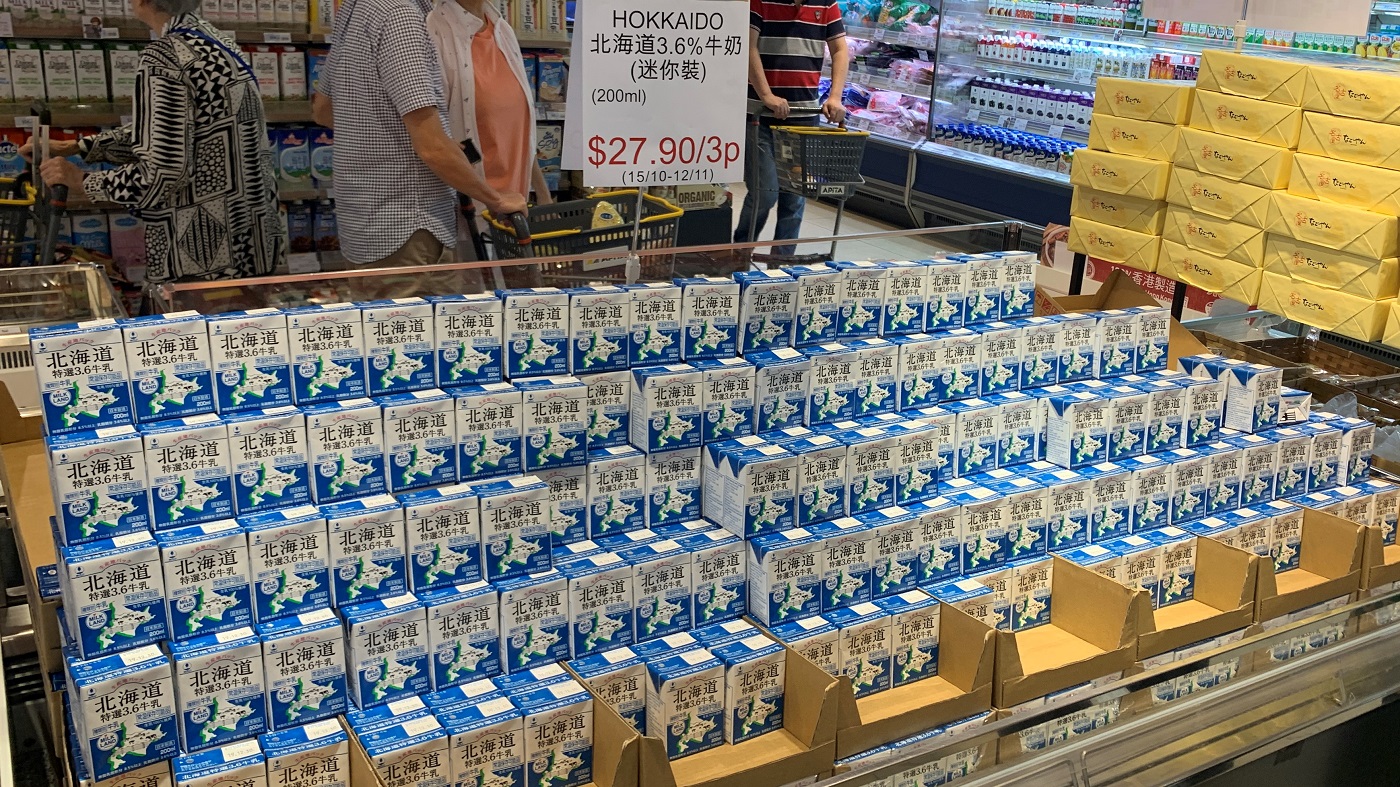 香港のスーパーに大量に並んだ「北海道特選3.6牛乳」(200㍉㍑)