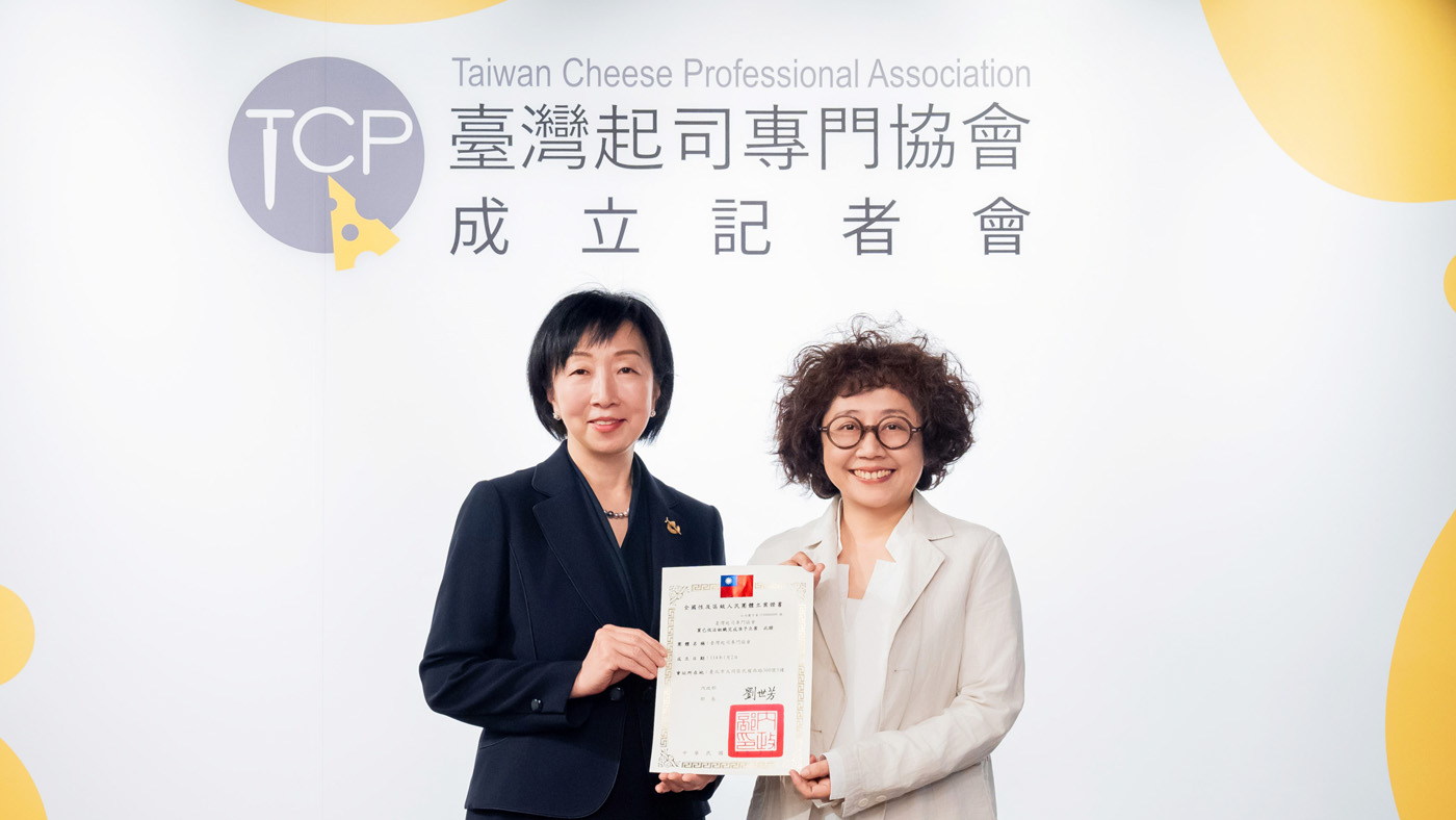 台湾チーズプロフェッショナル協会のイザベラ・チェン代表(右)とチーズプロフェッショナル協会の坂上あき会長（3月に台北市内で行われたTCPA設立会見で）