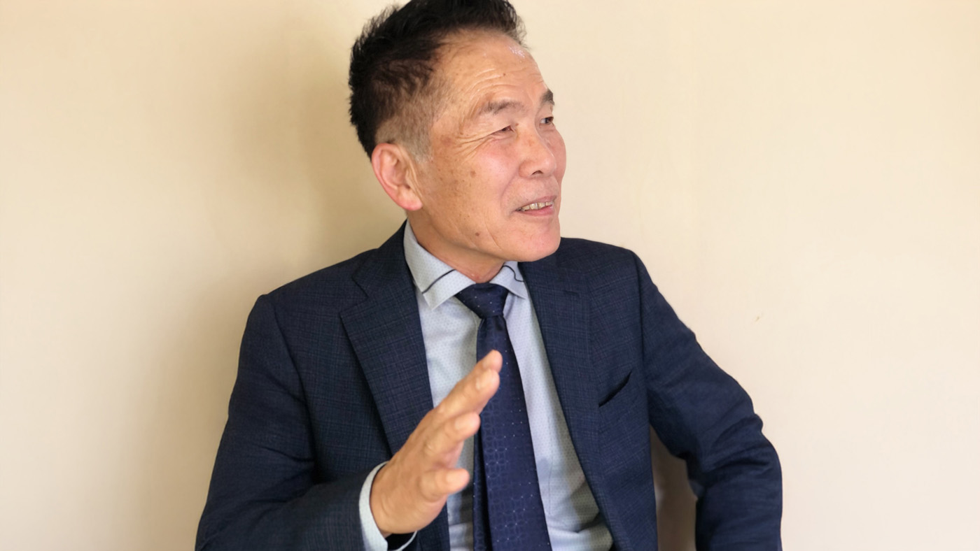 インタビューに応じる茂木社長