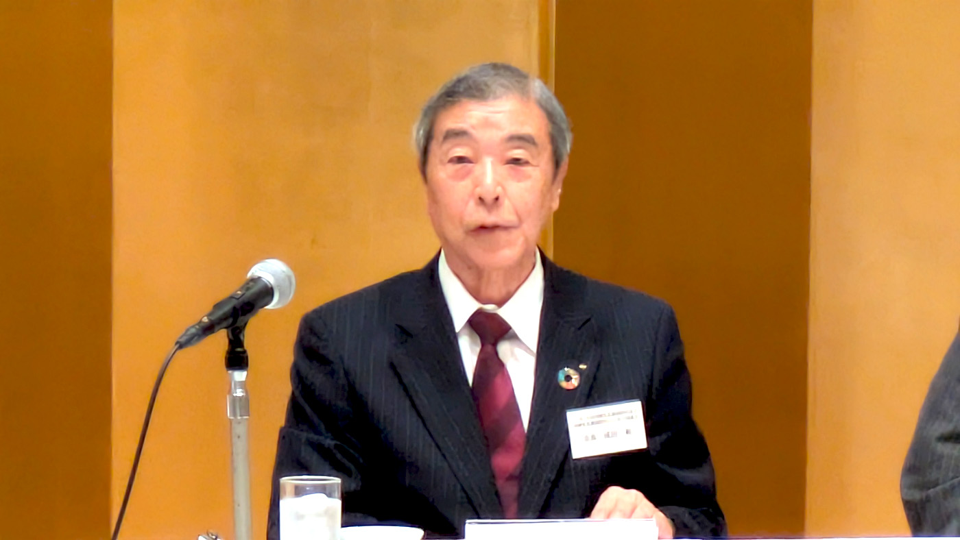 総会で挨拶する成田会長