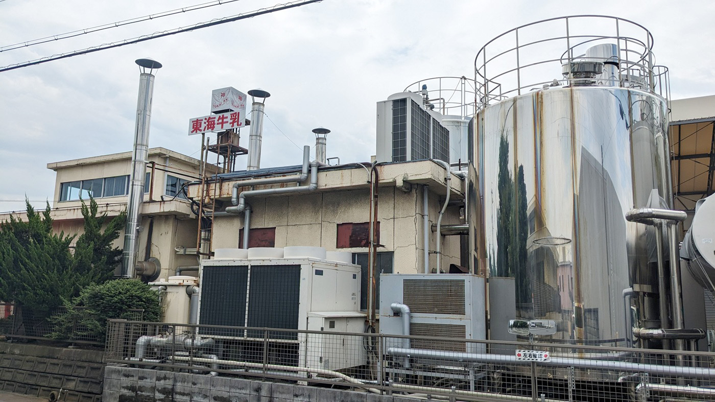 4面のデジタル版画像=東海牛乳本社工場(岐阜県神戸町)
