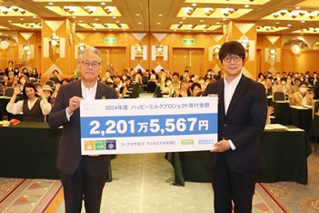 コープながのの丸山辰明理事長(左)と日本ユニセフ協会の谷口光部長(12日の寄付金贈呈式で)