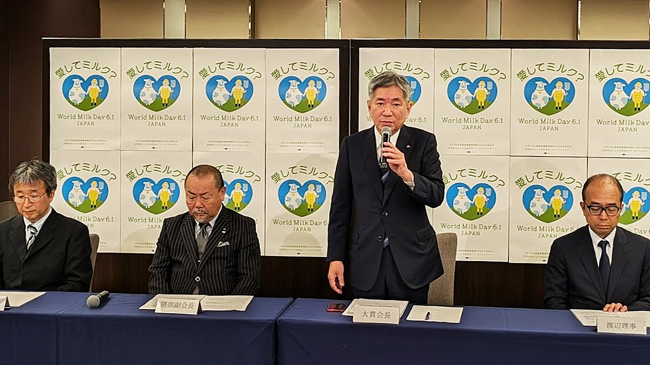 （右から）記者会見に臨む渡辺専務、大貫会長、隈部副会長、清水常務