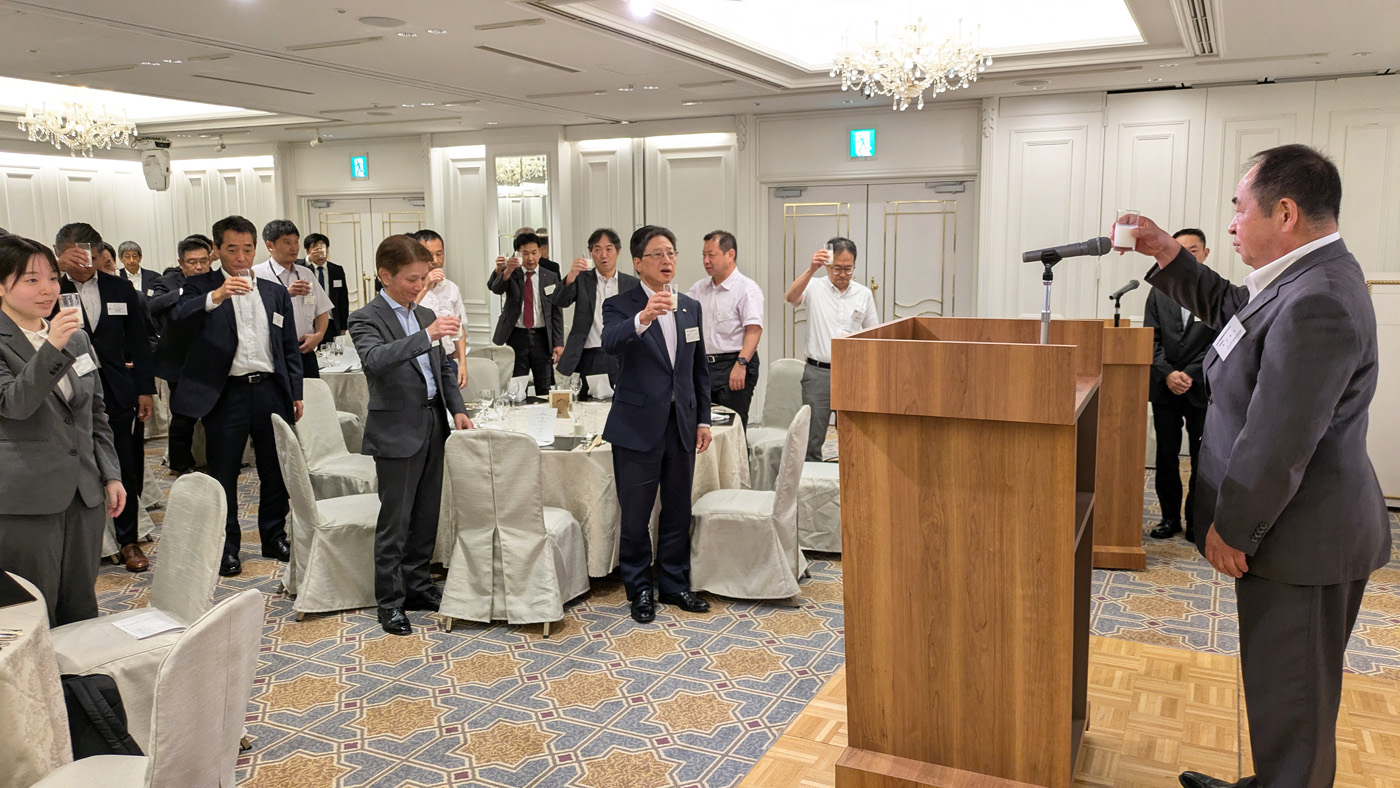 懇親会では牛乳で乾杯し酪農乳業の発展を祈念した