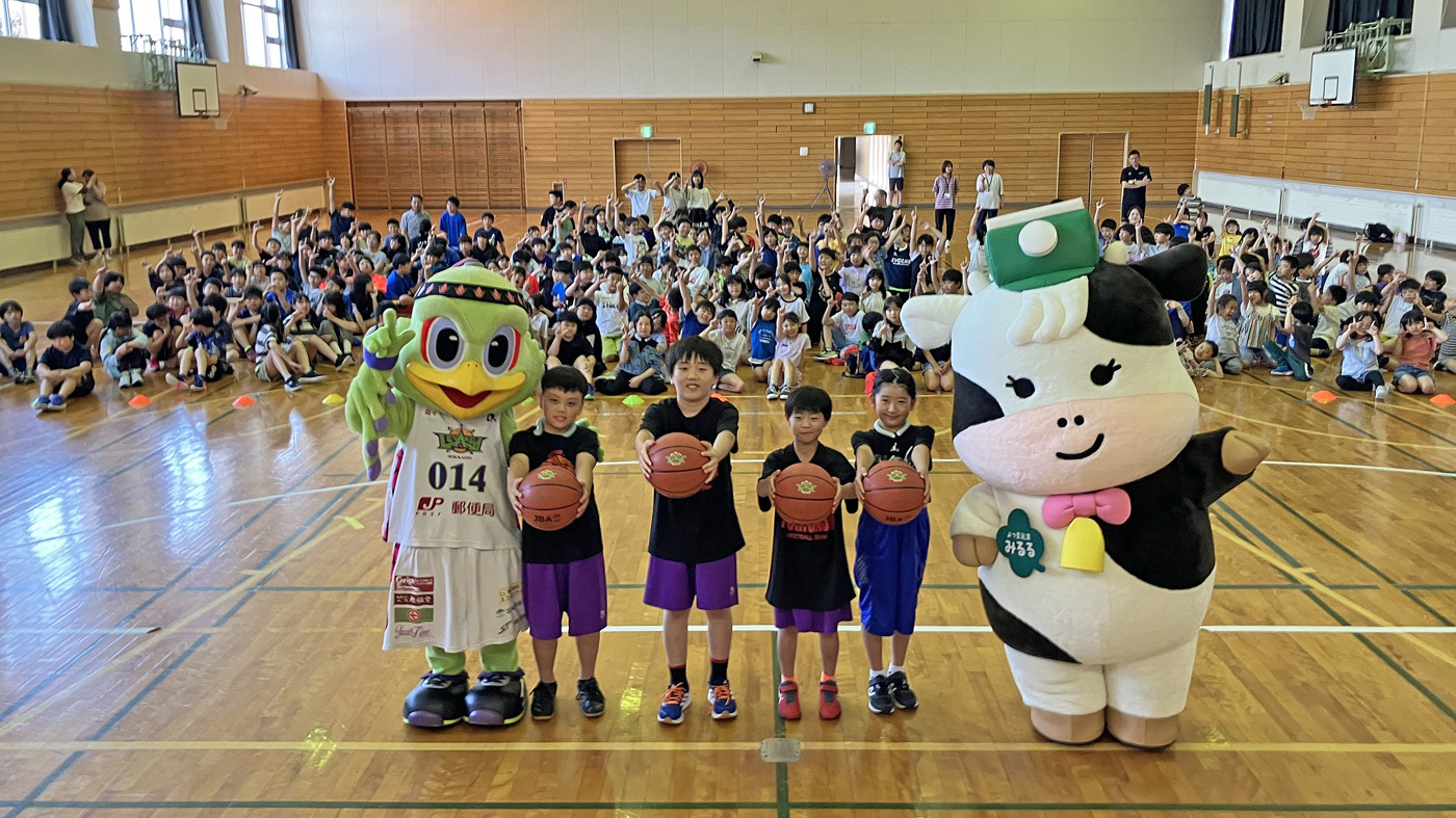 19日に下音更小で開かれた贈呈式にはみるる(前列右)とレバード(同左)も登場した