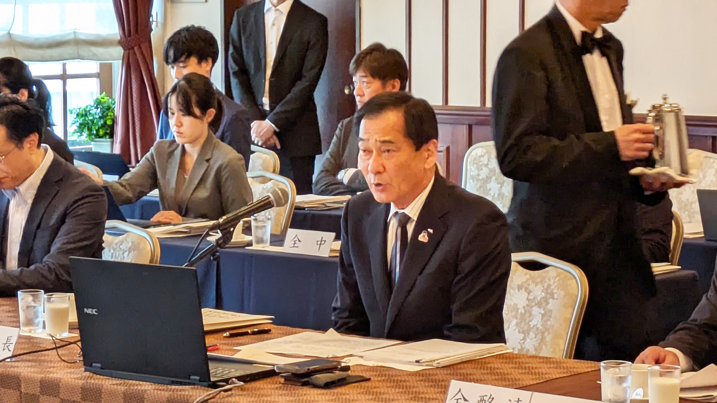 総会で挨拶する山野会長