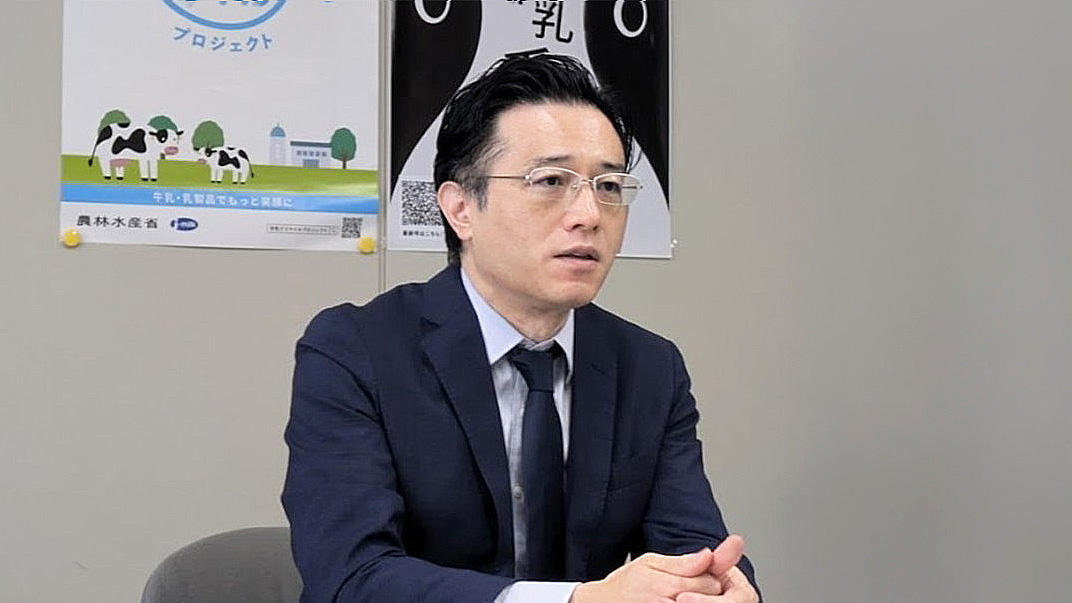 新たな酪肉近について解説する須永新平牛乳乳製品課長