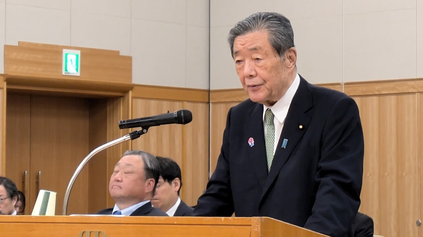 中央畜産会の定時総会で挨拶する森山会長