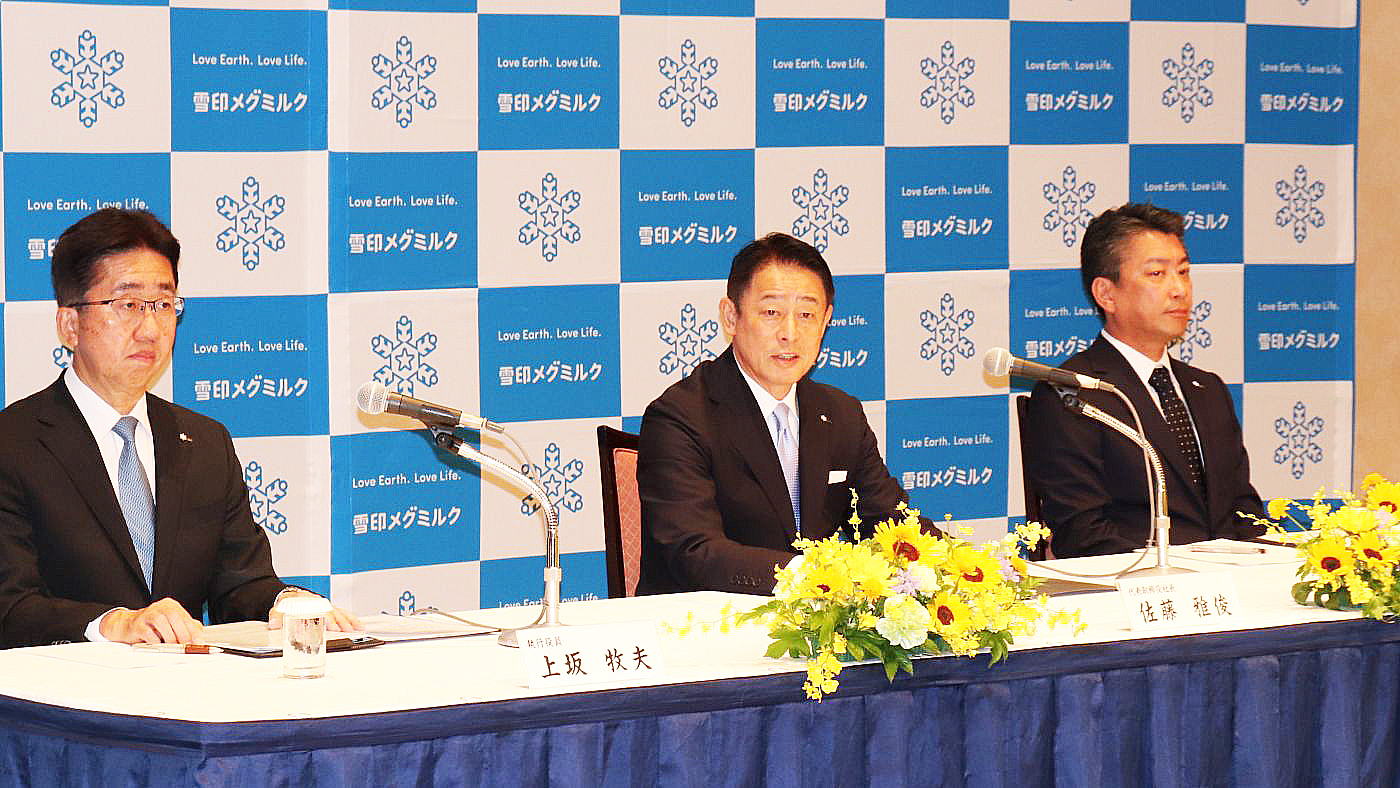 会見する佐藤雅俊社長(中央)。若林偉彦執行役員酪農部長(右)と上坂牧夫執行役員北海道支社長も同席した