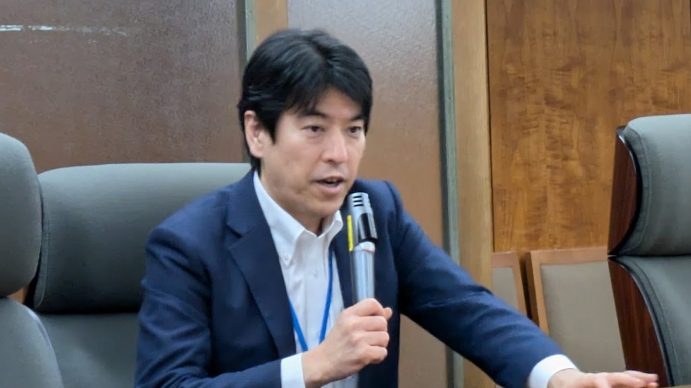 報道向け勉強会で説明する木村企画グループ長