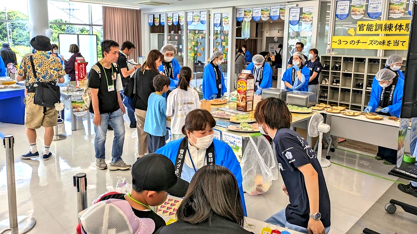 工場内ではチーズの官能訓練体験などが人気