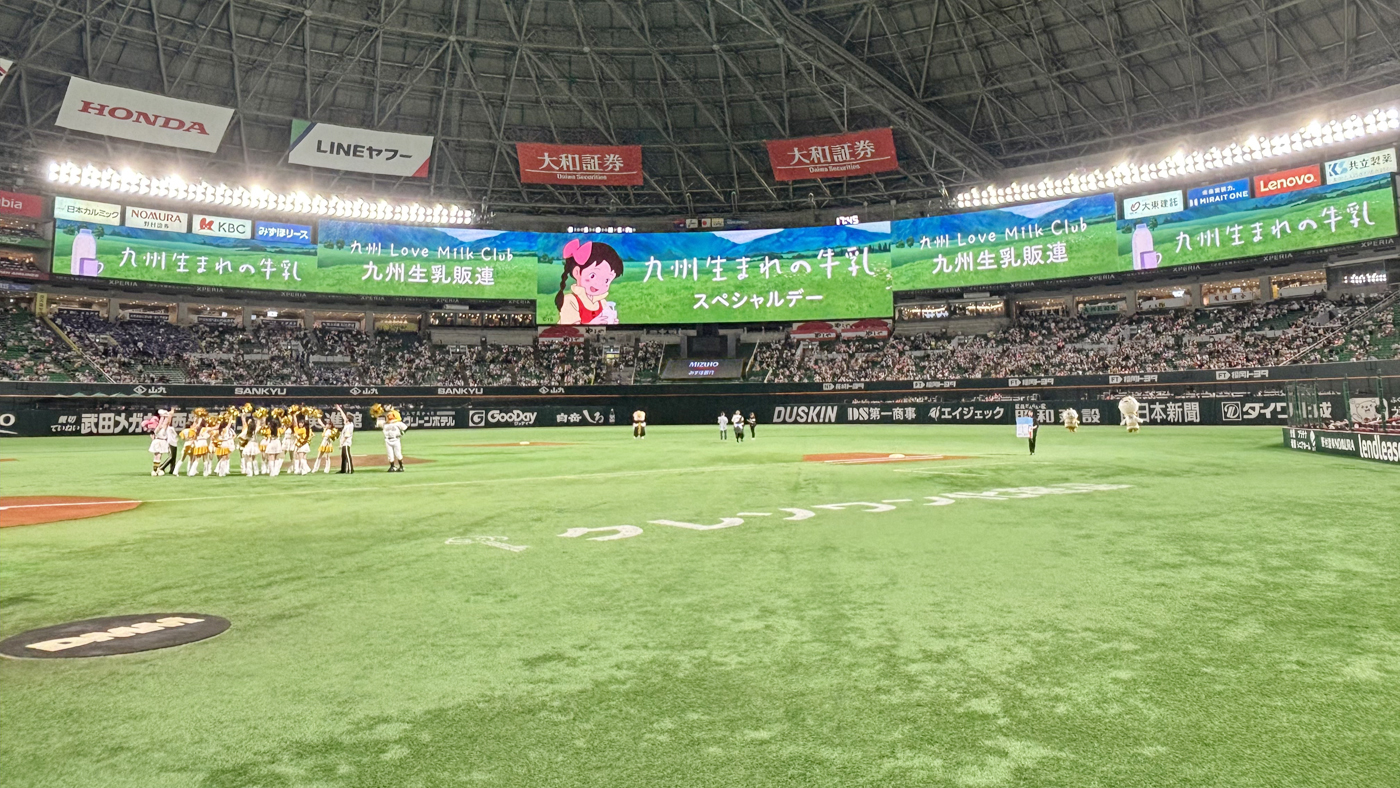 大型ビジョンで「九州生まれの牛乳」をアピール