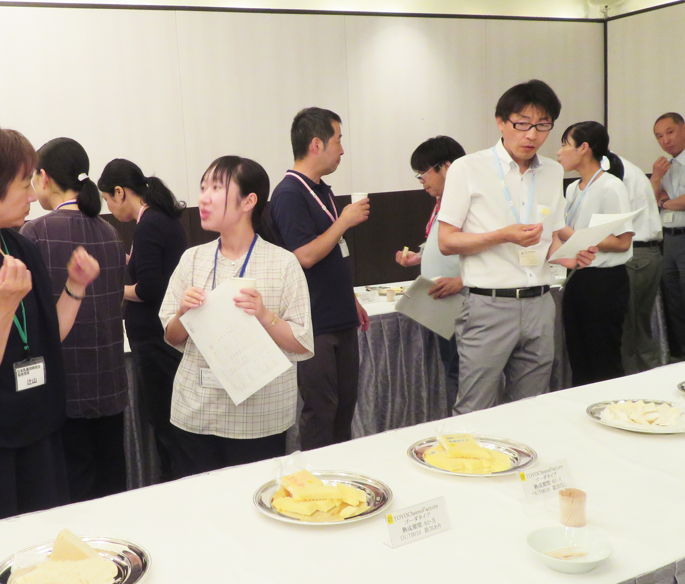 Jチーズスターターを使用したチーズと、使用していないチーズを食べ比べる試食会も行った