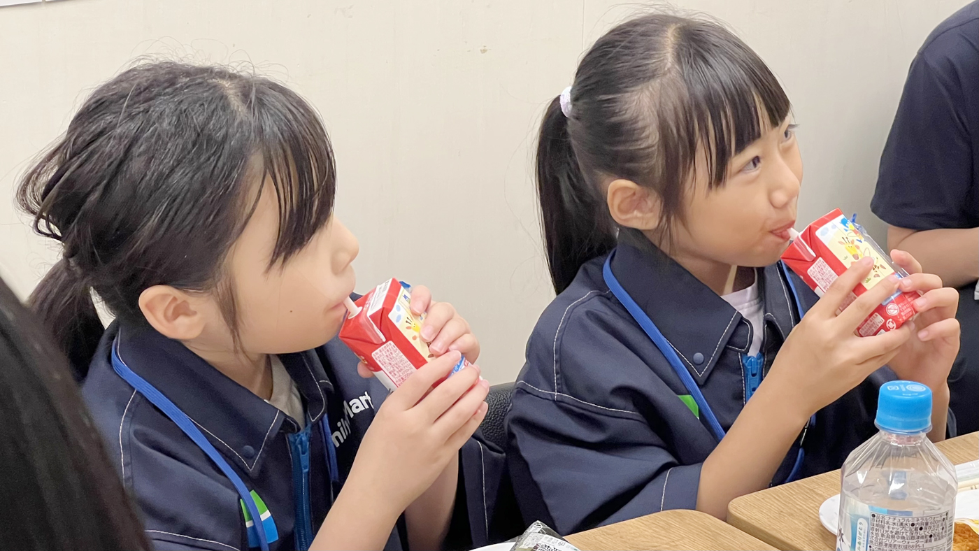 森永マミーを美味しそうに飲む子どもたち