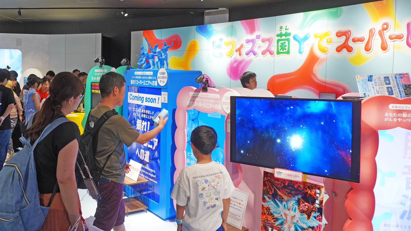 ビフィズス菌をテーマにした複数のゲームで遊ぶ来場者たち(森永乳業のブース)