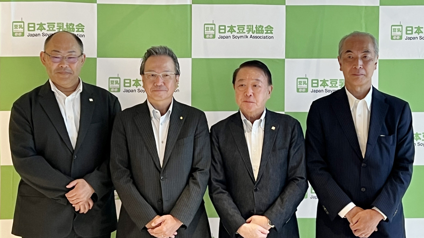 左から大島広報部会長、加藤副会長、山﨑会長、安部事務局長