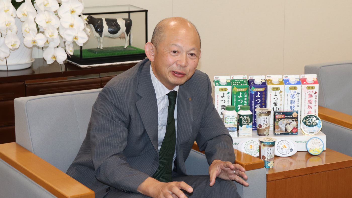 インタビューに応じる井出元郎よつ葉乳業新社長