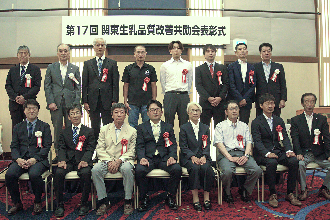 記念写真に応じる受賞者ら(前列右から4番目が前田さん)