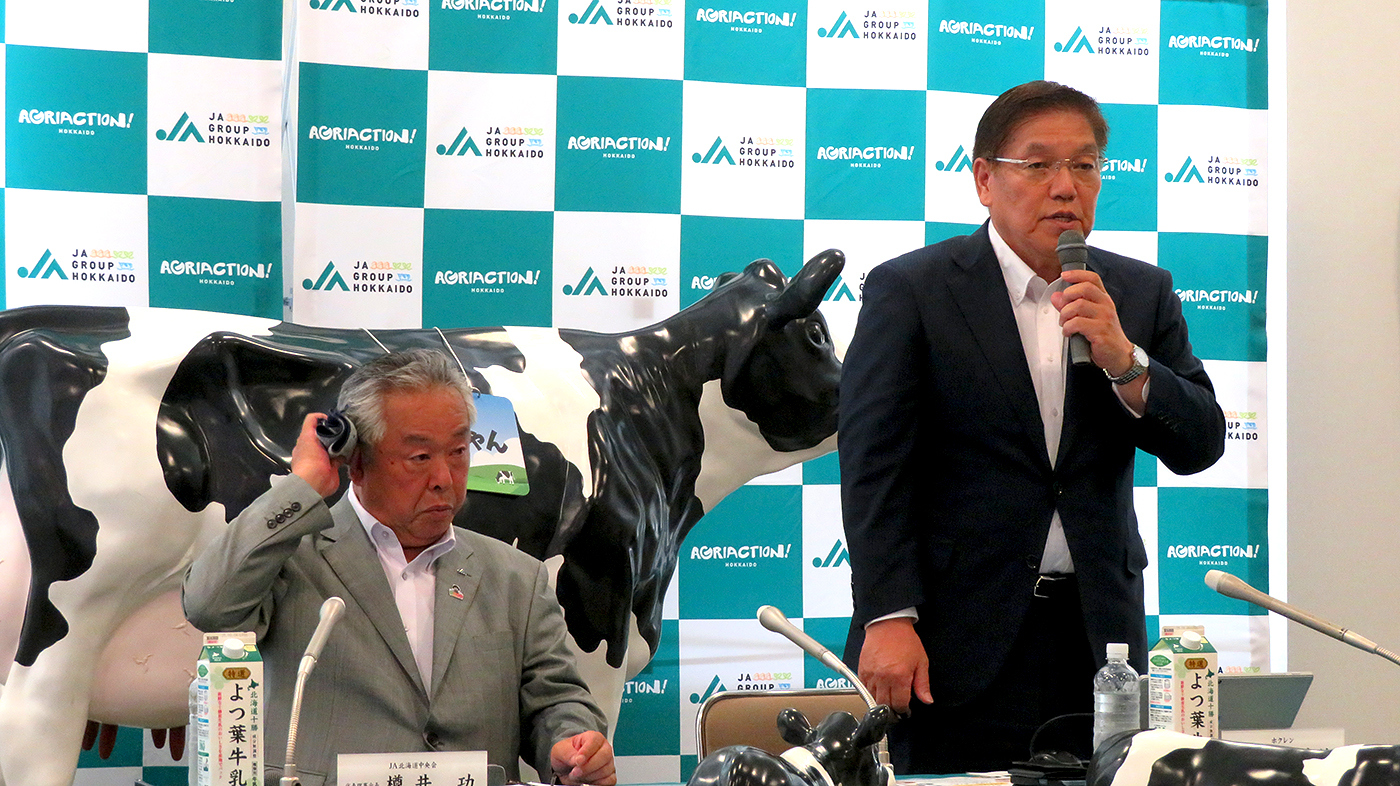 会見する篠原末治ホクレン会長(右)と樽井功北農中央会会長。この日の札幌市内の最高気温は35.3度で今年最高となった。樽井会長も汗を拭う姿を見せた