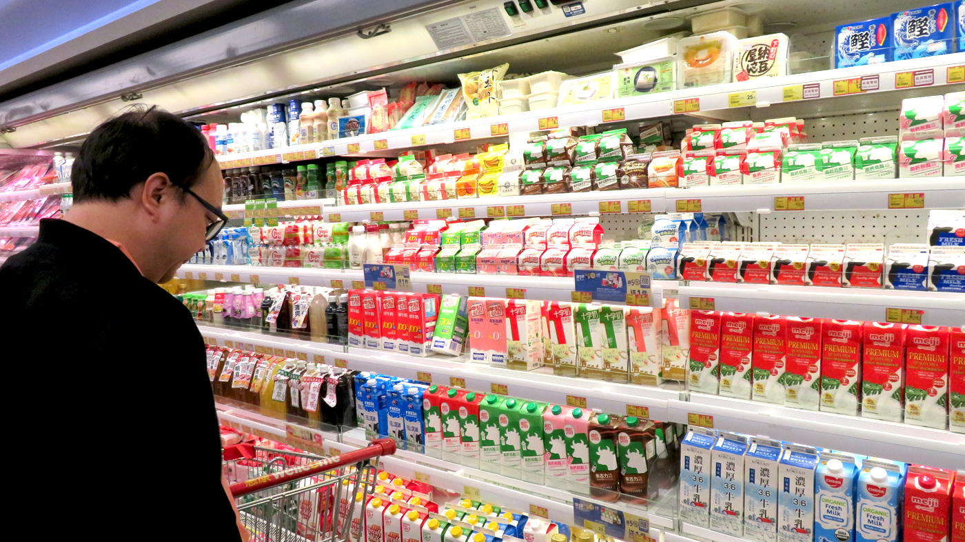 様々な国の製品が並ぶ牛乳売り場(香港のスーパーで撮影)