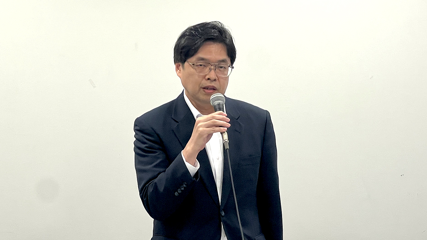 会見する常葉光郎専務