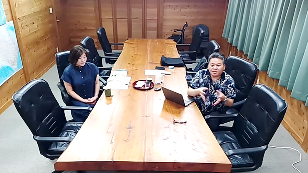 交牧連主催のウェブ勉強会で講演する本川和幸大分県酪農協組合長(右)