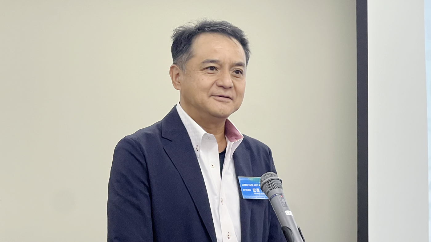発表会見で挨拶する安達実行委員長