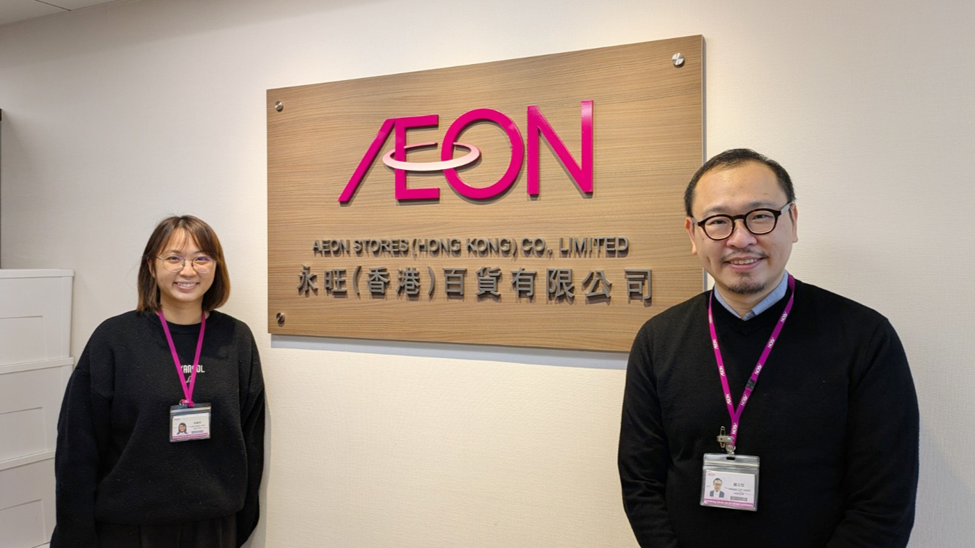 イオンストアーズ香港の食品部購買マネージャー關志恒(グアン・ジーヘン)さん(右)と李淑玲(リー・シュリン)さん
