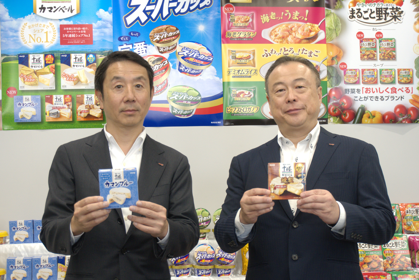 新商品を手に持つ道家本部長(左)と林部長