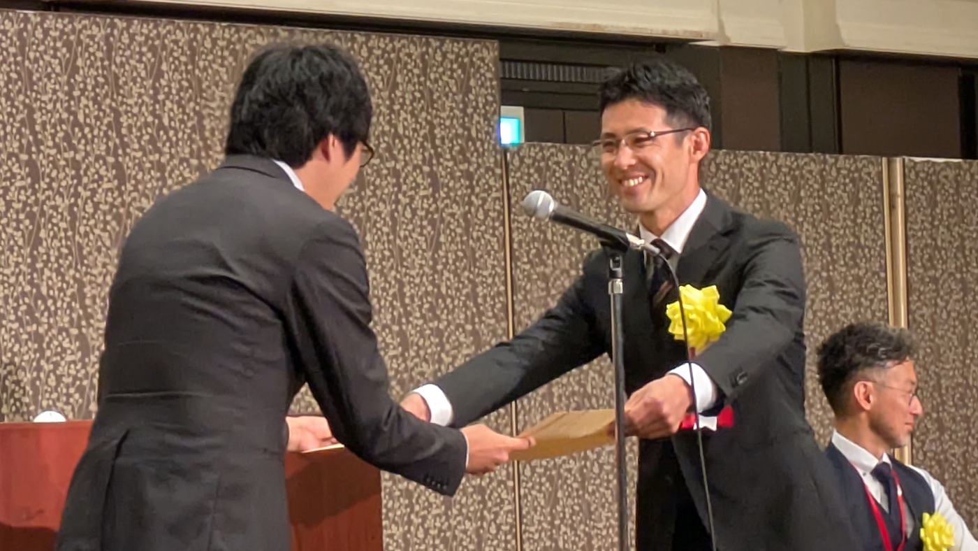 授賞式で表彰を受ける髙木さん（右）