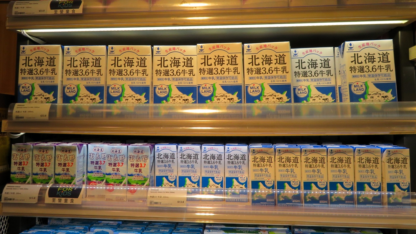 香港のスーパーに並ぶ北海道産LL牛乳