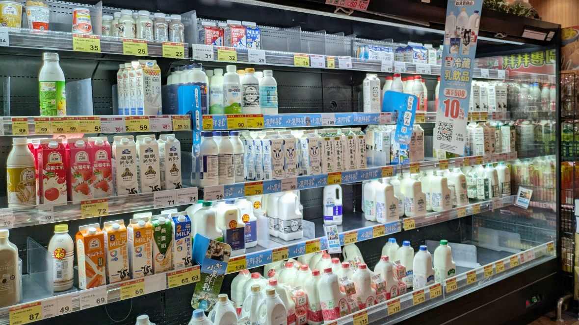 台湾のスーパーの牛乳売り場